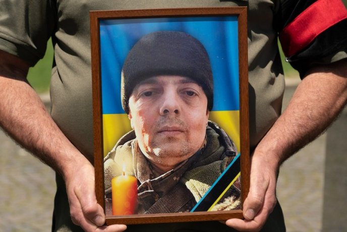 Залишилися дружина і троє дітей: на Закарпатті поховали Героя – 01