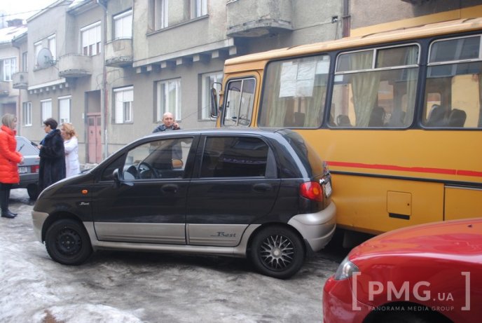У центрі Мукачева маршрутка зіткнулась з іномаркою "Daewoo Matiz" – 05
