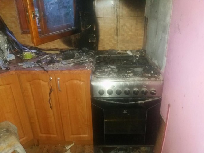Дівчина готувала їжу і ледь не спалила будинок – 04