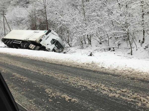 На трасі "Київ-Чоп" на Закарпатті перекинулась вантажівка – 02
