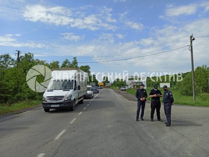 На Мукачівщині обурені люди перекрили дорогу – 04