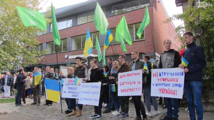 Біля консульства Угорщини в Ужгороді відбулась акція у підтримку закону "Про освіту" – 03