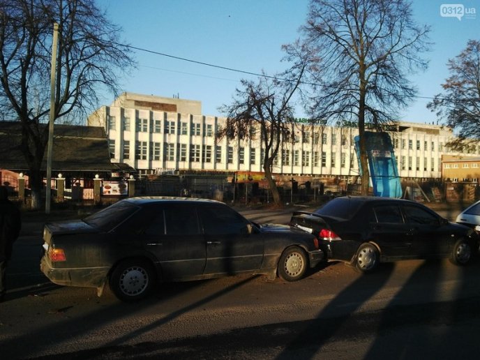 Аварія в Ужгороді: зіткнулися одразу 4 машини – 06