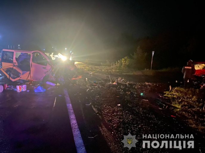 Зіткнулись 2 мікроавтобуси: закарпатець потрапив у моторошну ДТП – 01