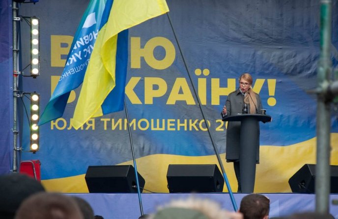 Пенсіонера, який подякував Порошенку за бідність, помітили під час мітингу Тимошенко – 01