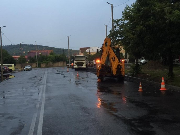 Користувачі соцмереж висміюють роботу мукачівських дорожників, які у дощ асфальтували дорогу – 02