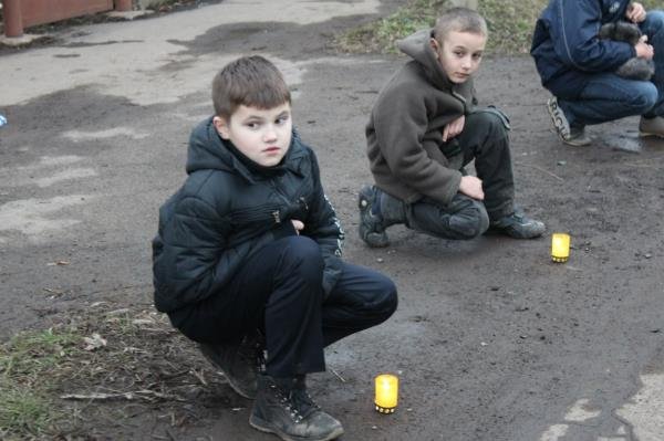 На колінах зі сльозами на очах полеглого "кіборга" зустріли мешканці рідної Ільниці (ФОТО) – 04