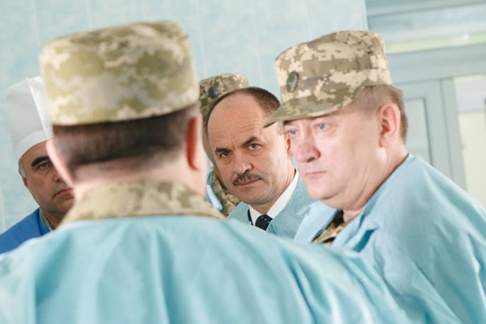 Міністр оборони нагородив військовослужбовців, які лікуються у Мукачеві – 01