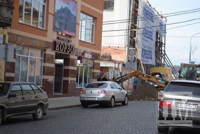 Задля проведення каналізації у Мукачеві перекрили цілу вулицю (ФОТО) – 02