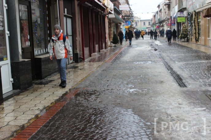 Одна з центральних вулиць Мукачева перетворилась на суцільну калюжу – 04