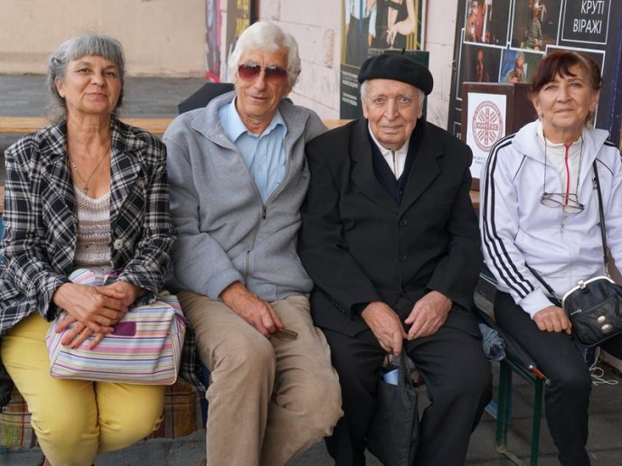 Салон краси просто неба: в Ужгороді зробили подарунок для людей похилого віку – 23 Салон краси просто неба: в Ужгороді зробили подарунок для людей похилого віку – 23