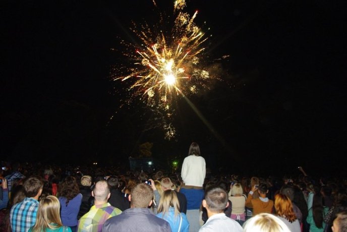 УжНУ з початком нового навчального року вітали Аліна Гросу, "Rock-H" і Степан Гіга (ФОТО) – 16