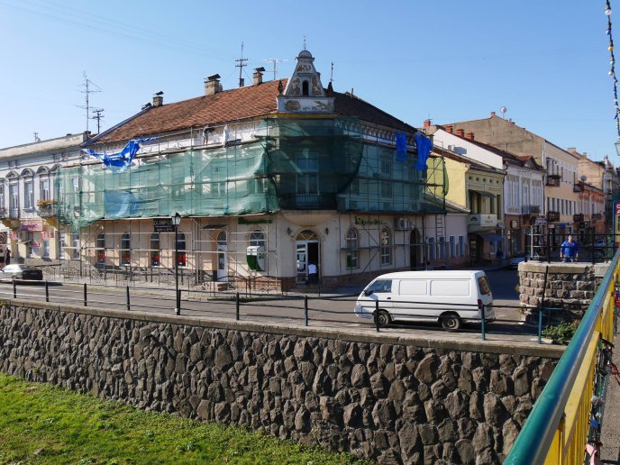 В історичному центрі Ужгорода ремонтують фасади будинків – 05