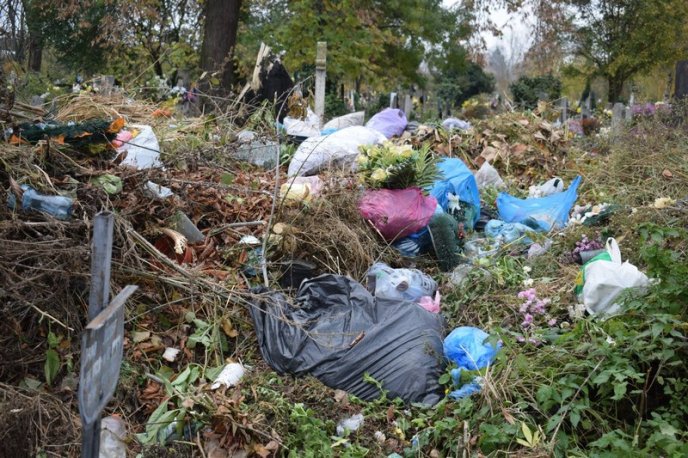 Гори сміття: як виглядає кладовище після Дня пам’яті – 03