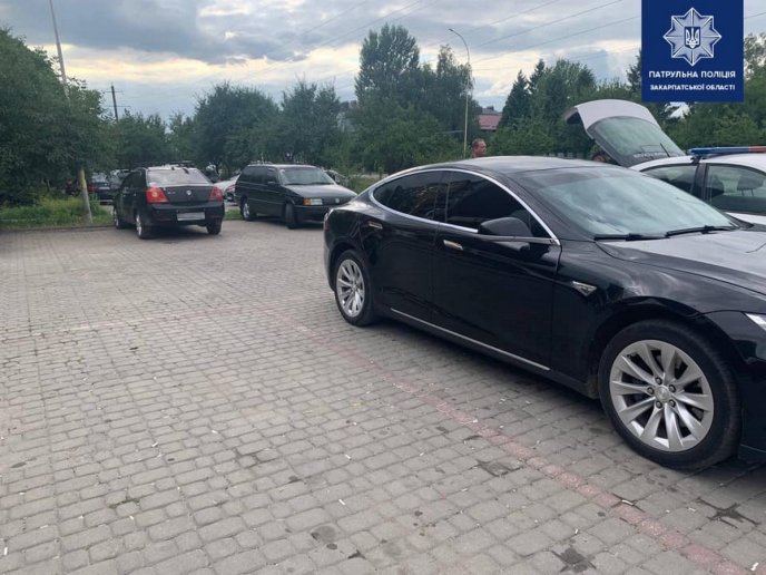 В Ужгороді п’яний водій в’їхав в авто Tesla – 01