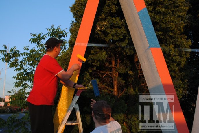 Вказівник Мукачево отримав "обличчя" кольорів державного прапору (ФОТОРЕПОРТАЖ) – 25