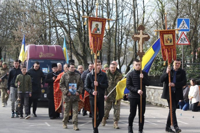 На Хустщині прощалися із захисником, який отримав уламкове поранення – 01 На Хустщині прощалися із захисником, який отримав уламкове поранення – 01