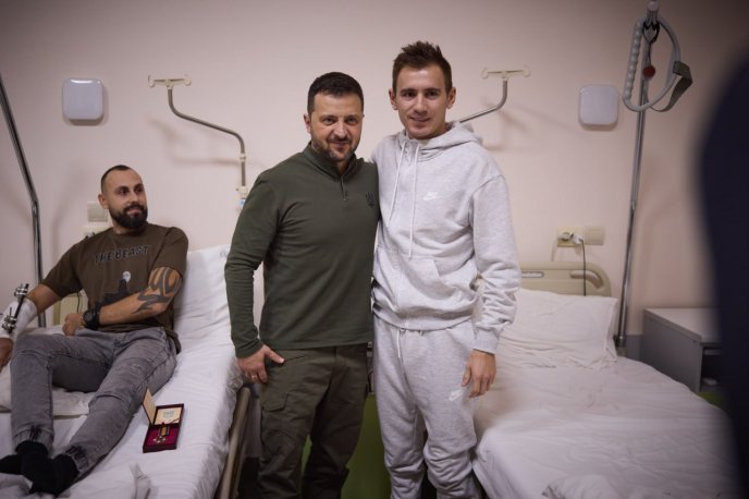 Президент України в Ужгороді зустрівся із захисниками та вручив їм державні нагороди – 02