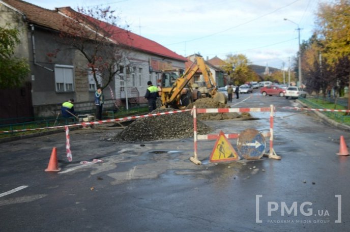 Вулицю Івана Франка у Мукачеві частково перекрили через прорив каналізації – 08