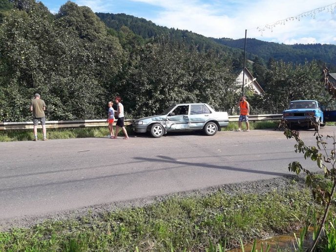 Потрійна ДТП: зіткнулися легковики і мікроавтобус – 03