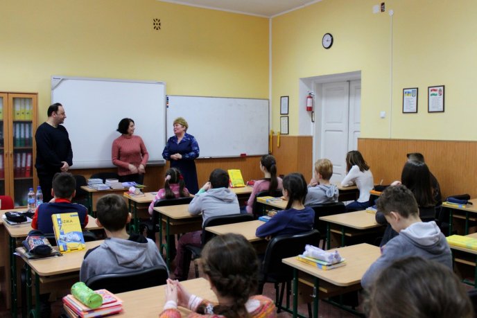 Художник Аттіла Коприва двомовно читав школярам вірші Лесі Українки – 10