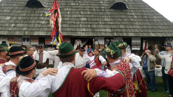 На колоритну "Закарпатську свальбу" прийшло кілька тисяч гостей – 08