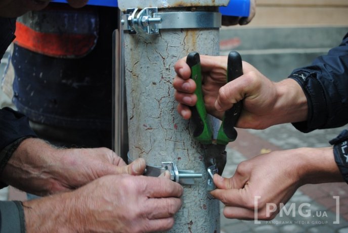 Сміттєві баки європейського зразка встановлюють у Мукачеві – 06