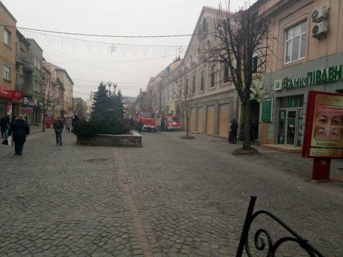 Пожежні машини у центральній частині Мукачева: рятувальники розповіли, що сталося – 01