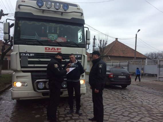 У Мукачеві поліція штрафує водіїв вантажівок, які їздять центром міста – 01 У Мукачеві поліція штрафує водіїв вантажівок, які їздять центром міста – 01