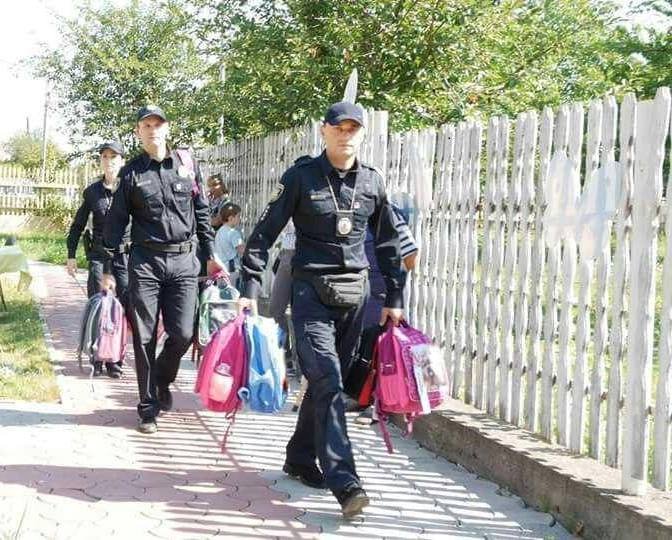 Патрульні поліцейські долучилися до соціальної акції для школярів «Перший портфелик» – 02