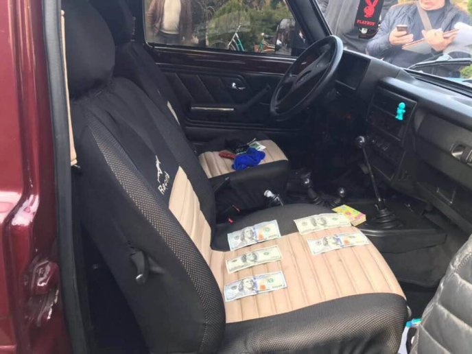 При одержанні хабара у розмірі 500 доларів США затримано заступника начальника Тячівського відділу поліції – 04