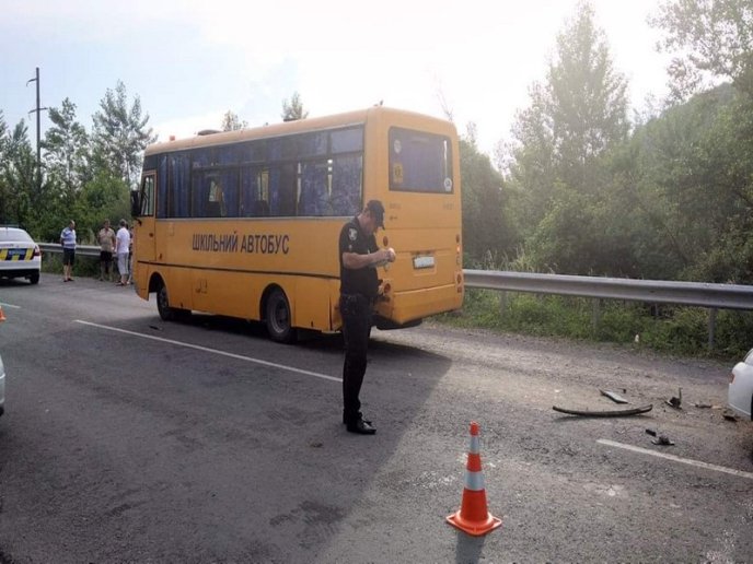 Шкільний автобус потрапив у аварію – 05