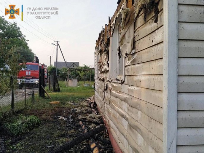 Кинулася будити дітей і матір: рано-вранці спалахнула пожежа – 02