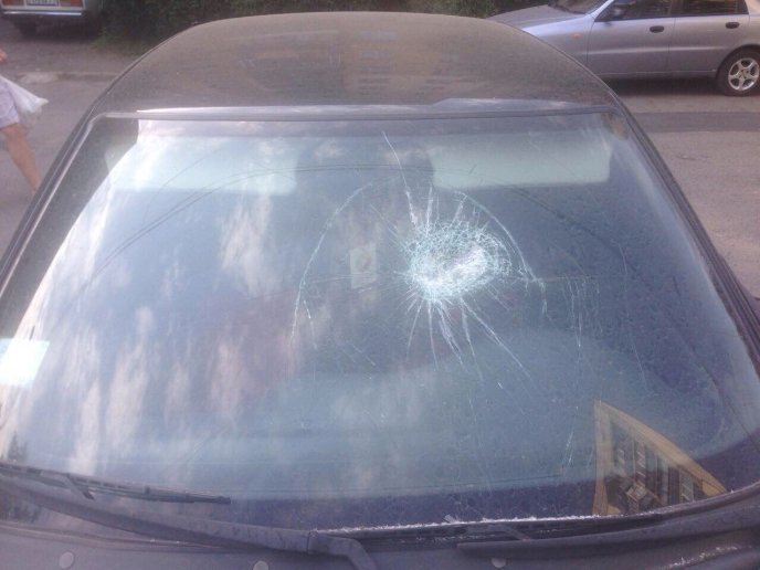 На Закарпатті невідомі контрабандисти нищили автомобіль прикордонника – 01