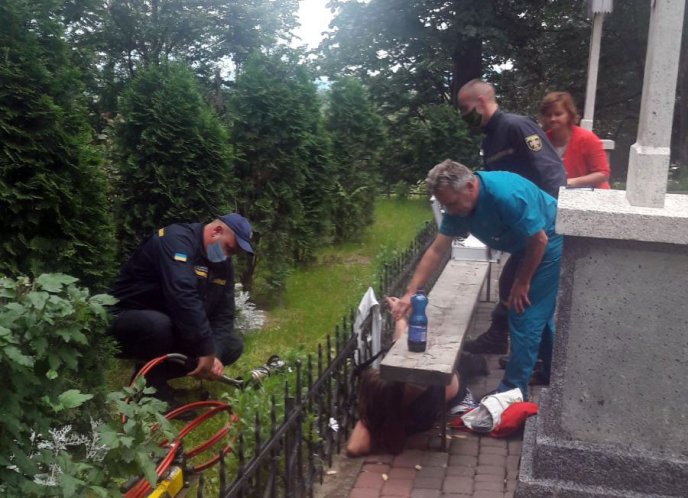 На території одного з храмів Виноградівщини жінка наштрикнулась рукою на огорожу – 03