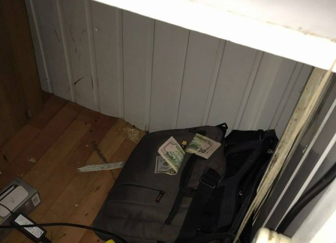 Внутрішня безпека ДФС на «гарячому» затримала працівника Закарпатської митниці – 05