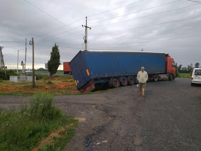 Поблизу Мукачева вантажівка з’їхала у кювет – 07