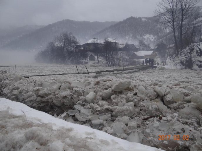 Нищівна негода: величезні брили льоду ламають на своєму шляху огорожі та містки – 08