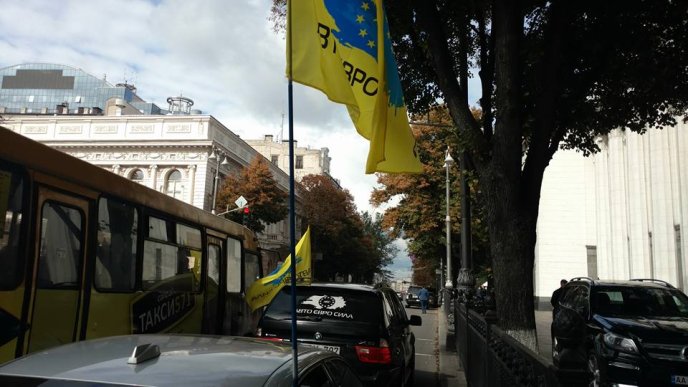 Закарпатські "пересічники" протестують під Верховною Радою – 01