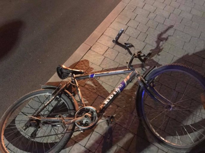 На одному з перехресть Ужгорода іномарка збила велосипедиста: останнього забрала швидка – 03