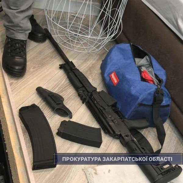 На Закарпатті викрито небезпечне злочинне угруповання, одним із учасників якого є депутат – 12