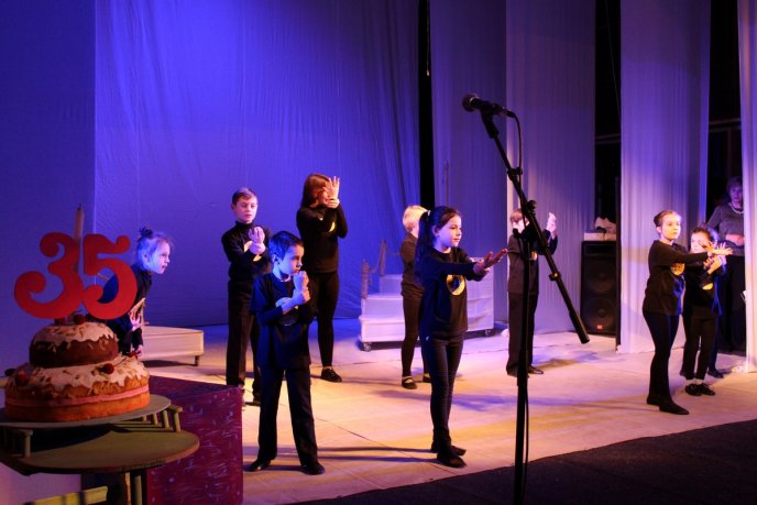 В Ужгороді обласний ляльковий театр відзначив своє 25-річчя – 03