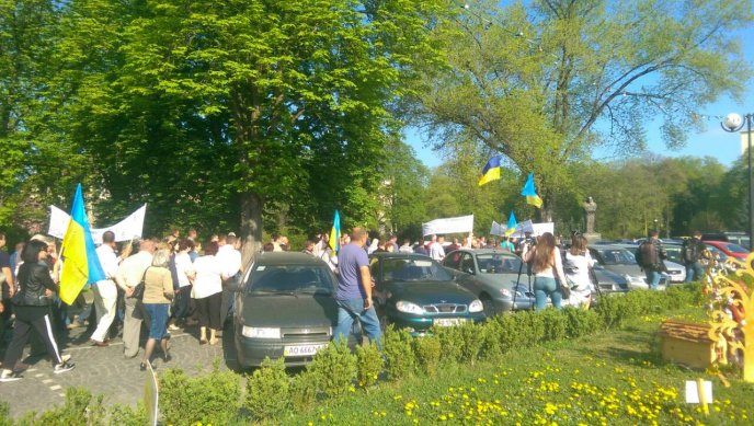 Під стінами Закарпатської ОДА зібрався мітинг. Люди викрикують звернення до Геннадія Москаля – 03