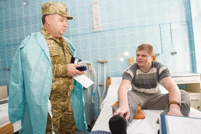 Міністр оборони нагородив військовослужбовців, які лікуються у Мукачеві – 04
