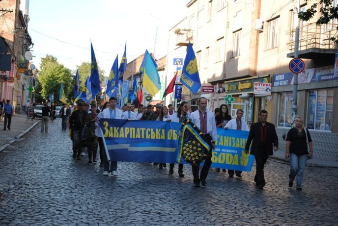 Марш націоналістів: свободівці пройшли у вишиванках вулицями Мукачева (ФОТОРЕПОРТАЖ,ВІДЕО) – 07