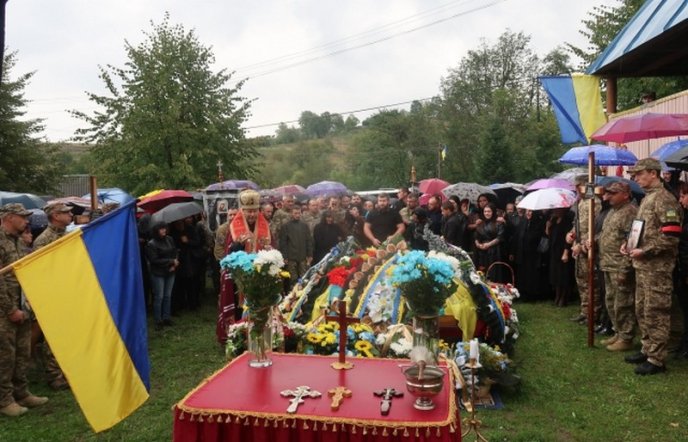 Воїнів зустрічали десятки людей: на Ужгородщині попрощались із братами-воїнами – 01