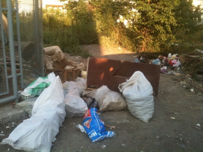 Мікрорайон Пентагон потопає у смітті (ФОТО) – 03