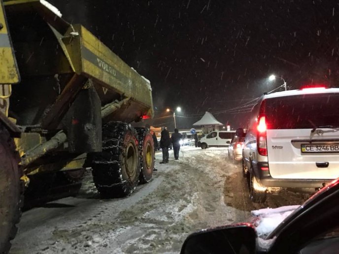 На перевалі через сильний снігопад кількасот автомобілів застягли в заторі  – 01