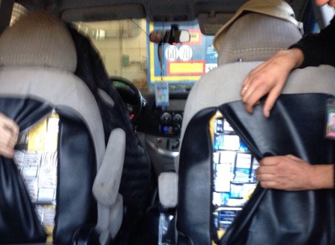 Закарпатські митники виявили цигарки та бурштин, які українці приховали у автомобілі та особистих речах – 04