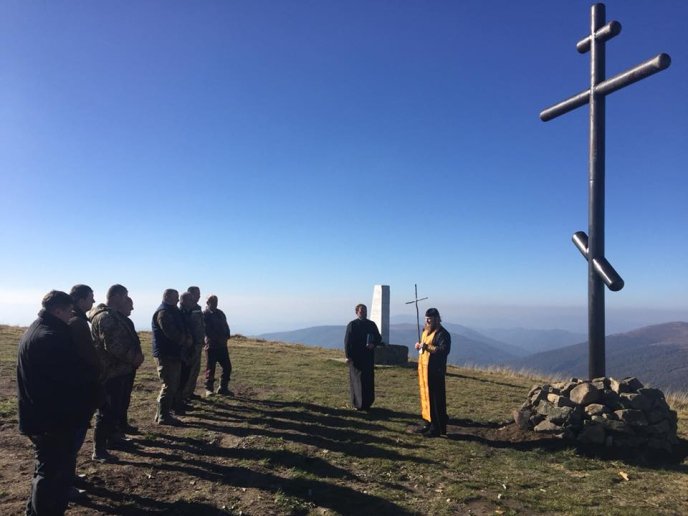 На Полонині Руна замість зрубленого вандалами встановили новий залізний хрест – 03